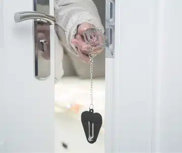 Portable door lock fitted to an interior door handle